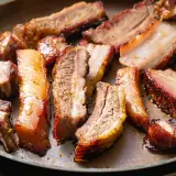 Saftiger Schweinebauch, perfekt gegrillt. Dieses Schweinebauch Rezept ist ein Genuss für jeden Fleischliebhaber.