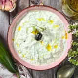 Ein cremiges **Zaziki Rezept Original** mit Gurken, Dill und Olivenöl. Dazu frischer Knoblauch und Oregano.