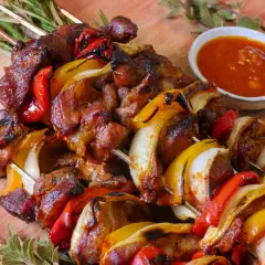 Saftige Spieße mit Fleisch, Paprika und Zwiebeln, perfekt für ein Schaschlik Rezept. Dazu eine würzige Sauce.