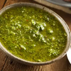 Schüssel mit frischer, grüner Chimichurri-Sauce, perfekt für gegrilltes Fleisch. Diese Sauce ist ein Muss für alle, die Chimichurri Rezepte lieben.