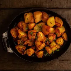 Knusprige Ofenkartoffeln mit Kräutern in einer Gusseisenpfanne. Ein einfaches und leckeres Rezept für Ofenkartoffeln.