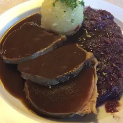 Sauerbraten rezept: Zarte Scheiben Braten in dunkler Sauce, dazu Klöße und Rotkohl. Ein Klassiker!