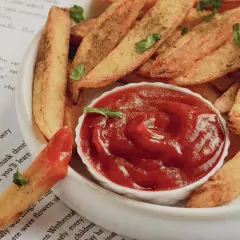 Knusprige Pommes mit einem Schälchen Tomatenketchup, dem besten Ketchup Rezept. Ein Genuss für jeden Feinschmecker!