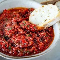 Würziges Acili Ezme, ein scharfer Paprika-Dip, wird mit frischem Brot serviert.