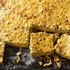Herzhafter Zwiebelkuchen mit Speck, perfekt für ein gemütliches Abendessen. Ein tolles zwiebelkuchen rezept!