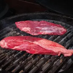 Zwei saftige Teres Major Steaks brutzeln auf dem Grill. Perfekt für ein sommerliches teres major grillen.