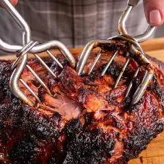 Pulled Pork aus dem Smoker wird mit Fleischgabeln zerteilt. Ein perfektes pulled pork rezept smoker Ergebnis!