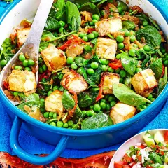 Herzhaftes Gericht mit gebratenem Tofu, Spinat und Erbsen. Perfekt für kalorienarme Rezepte, die satt machen und schmecken.