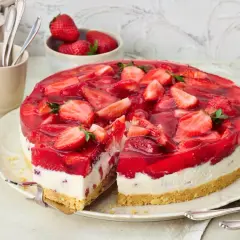 Eine einfache Torte mit frischen Erdbeeren und rotem Tortenguss, die Lust auf Sommer macht.