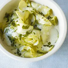 Cremiger Gurkensalat mit frischer Petersilie, ein einfaches Gericht aus vielen Rezepten mit Gurken.
