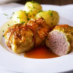 Kohlrouladen mit Kartoffeln und Sauce, ein leckeres Kohlrouladen Rezept, das Appetit macht.