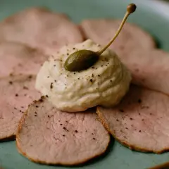 Dünne Scheiben Kalbfleisch, garniert mit einer cremigen Sauce und Kapern. Ein klassisches Vitello Tonnato Rezept.
