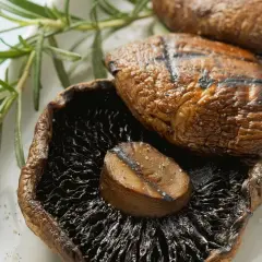 Saftige, gegrillte Champignons mit Rosmarin und grobem Salz. Perfekt für ein sommerliches BBQ.