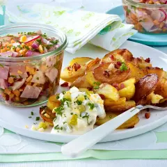 Bratkartoffeln mit Ei-Remoulade und einem Glas voller **vergessene Rezepte aus Omas Zeiten**: deftiger Wurstsalat mit Radieschen und Zwiebeln.