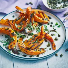 Gegrillte Hokkaido-Spalten mit Kürbiskernen und Kräutern, ein einfaches und köstliches Gericht, das perfekt zu vielen Hokkaido Rezepten passt.