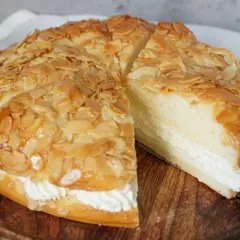Ein köstlicher Bienenstich Kuchen mit viel Mandel-Topping und einer luftigen Sahnefüllung. Dieses Bienenstich Rezept sieht zum Anbeißen aus!