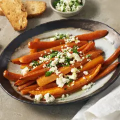 Geröstete Karotten mit Feta und Petersilie, ein köstliches Gericht, das perfekt zu den vielen Karotten Rezepten passt. Dazu geröstetes Brot.