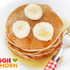 Leckere, fluffige bananen pancakes ohne ei, garniert mit Bananenscheiben und Sirup. Ein Genuss für jeden Morgen!