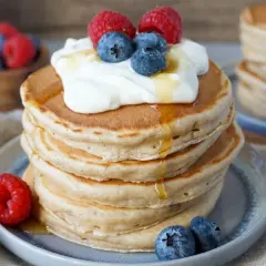 Leckere Bananen Pancakes mit Joghurt, Beeren und Honig. Ein Traum für jedes Baby!