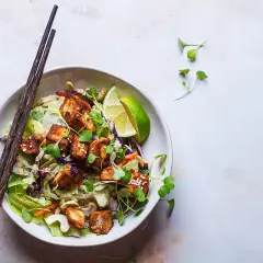 Schüssel mit knusprigem Tofu, knackigem Gemüse und Cashewkernen – eine köstliche Inspiration für Tofu-Rezepte.