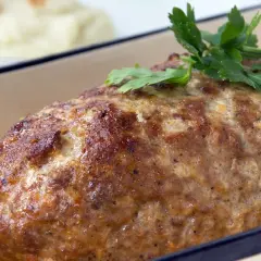 Saftiger Hackbraten, frisch aus dem Ofen, mit Petersilie garniert. Ein tolles Hackbraten Rezept für die ganze Familie.