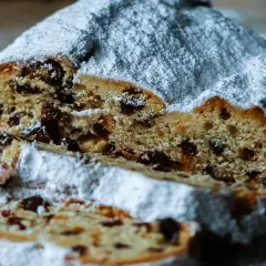 Saftiger Stollen mit Rosinen, bedeckt mit Puderzucker. Ein perfektes Rezept für Weihnachten.
