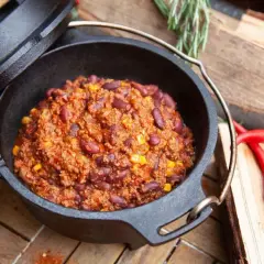 Herzhaftes Chili con Carne, dampfend im Dutch Oven, mit roten Bohnen und Mais. Perfekt für kalte Tage!