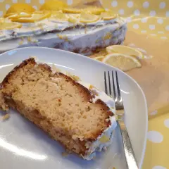 Ein Stück saftiger low carb Kuchen mit Zitronencreme und frischen Zitronenscheiben. Perfekt für Genießer!