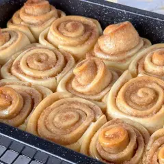 Frisch gebackene Zimtschnecken im Blech, bereit für das Zimtschnecken Rezept. Goldbraun und duftend.