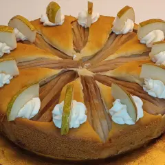 Ein köstlicher Birnenkuchen, verziert mit Sahnetupfern und frischen Birnenspalten. Perfekt für ein Birnenkuchen Rezept.