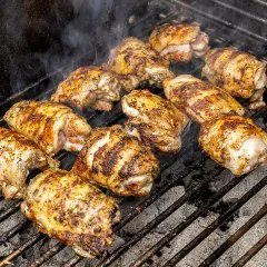 Saftige Hähnchenschenkel garen auf dem Grill. Perfekt für pollo fino rezepte, mit rauchigen Aromen und goldbrauner Kruste.