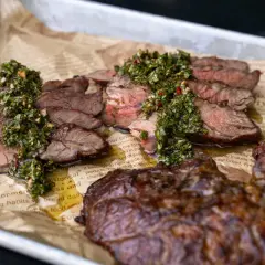 Saftiges Spider Steak, perfekt gegrillt und mit frischer Kräutersauce belegt. Ein Genuss für jeden Grillmeister!
