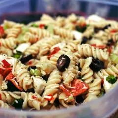 Ein bunter Nudelsalat mit Spiralnudeln, Oliven, Paprika und Brokkoli – perfekt für einen schnellen Salat zum Mitnehmen.