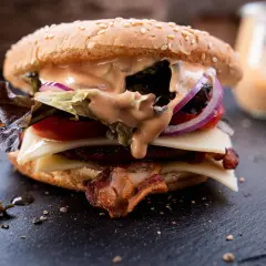 Saftiger Burger mit Käse, Speck und einer cremigen, **big tasty bacon sauce** – ein unwiderstehliches **rezept** für Genießer.
