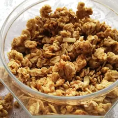 Knuspriges selbstgemachtes Granola im Glas. Ein köstliches Rezept für den perfekten Start in den Tag.