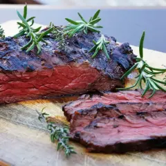 Saftiges, medium-gebratenes Steak mit Kräutern garniert. Perfekt für die beste Steak Marinade.