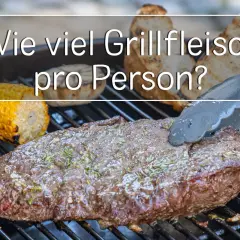 Ein saftiges Steak und Maiskolben auf dem Grill. Die Frage "Wieviel Grillfleisch pro Person?" wird hier visuell beantwortet.
