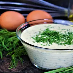 Frische Remoulade mit Dill und Schnittlauch, zubereitet mit Eiern und Öl. Ein einfaches Remoulade Rezept.