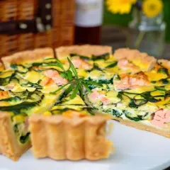 Herzhaftes Lachs-Spinat-Quiche-Rezept, perfekt für ein Picknick.