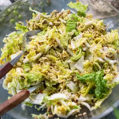 Yum yum, ein knackiger Chinakohlsalat mit Nudeln und Sonnenblumenkernen, bereit zum Servieren.