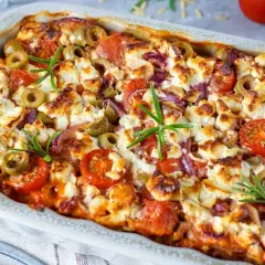 Herzhaftes Auflaufgericht mit Tomaten, Oliven, Zwiebeln und Feta. Perfekt für schnelle Gerichte aus dem Ofen, wenn es mal schnell gehen muss.
