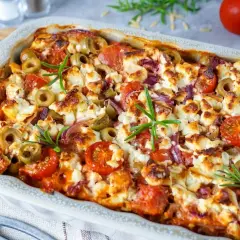 Ofengericht mit Feta, Oliven und Tomaten, perfekt als partyrezepte aus dem ofen zum vorbereiten.