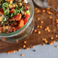Bunter Linsensalat mit Paprika und Frühlingszwiebeln, eine köstliche Idee für Linsen Rezepte.