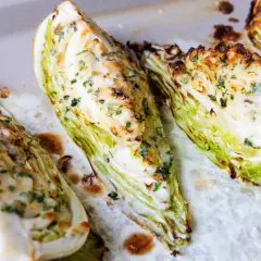 Geröstete Spitzkohl-Wedges mit Kräutern und Käse. Ein einfaches und leckeres Gericht, perfekt für spitzkohl rezepte einfach.