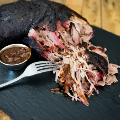 Pulled Pork selber machen ist einfach! Zartes, rauchiges Fleisch mit BBQ-Sauce, bereit zum Genießen.