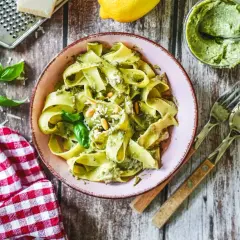 Bandnudeln mit cremigem Avocado Pesto, garniert mit Pinienkernen und Basilikum. Ein köstliches Gericht, das Lust auf mehr macht.