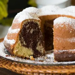Ein köstlicher Marmorkuchen, frisch gebacken nach einem einfachen Rezept, bestäubt mit Puderzucker.