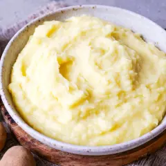 Cremiger Kartoffelbrei, perfekt für jedes Kartoffelbrei Rezept. Dazu ein Krug Milch und frische Petersilie.