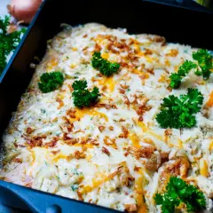 Zwiebel Sahne Schnitzel überbacken mit Käse und garniert mit Petersilie.