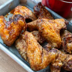 Saftige, goldbraune Buffalo Wings in einer Metallschale, bereit zum Genießen.